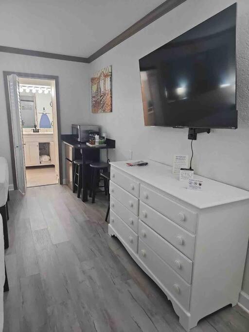 Brand-new Waterfront-pool, Tiki Bar, Gym Apartment