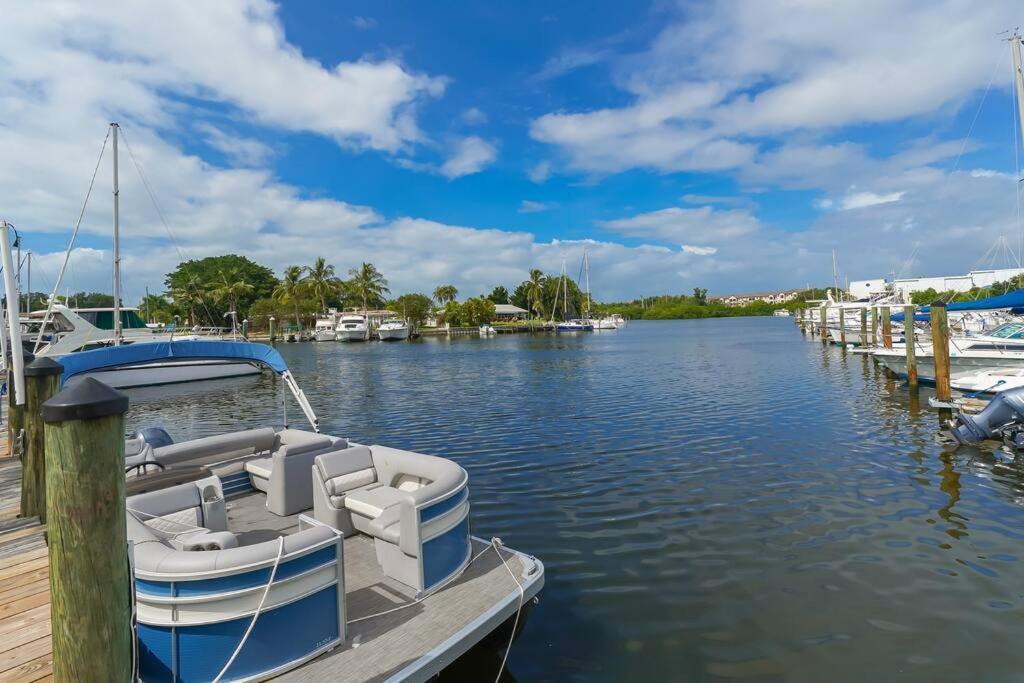 Brand-new Waterfront-pool, Tiki Bar, Gym Apartment Sarasota