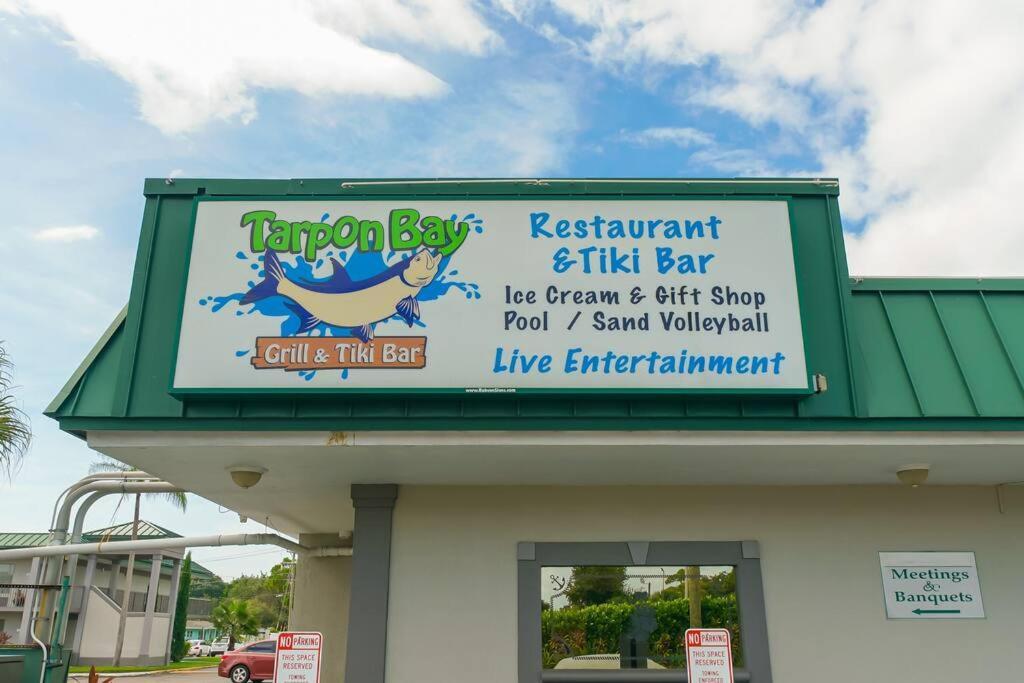 Brand-new Waterfront-pool, Tiki Bar, Gym Sarasota