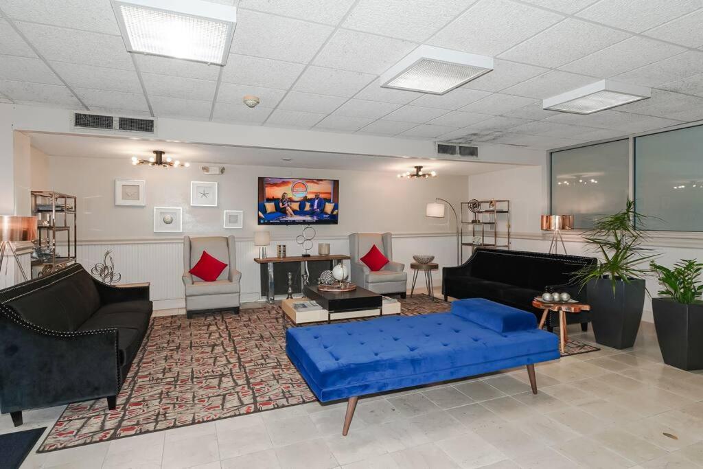 Brand-new Waterfront-pool, Tiki Bar, Gym Apartment