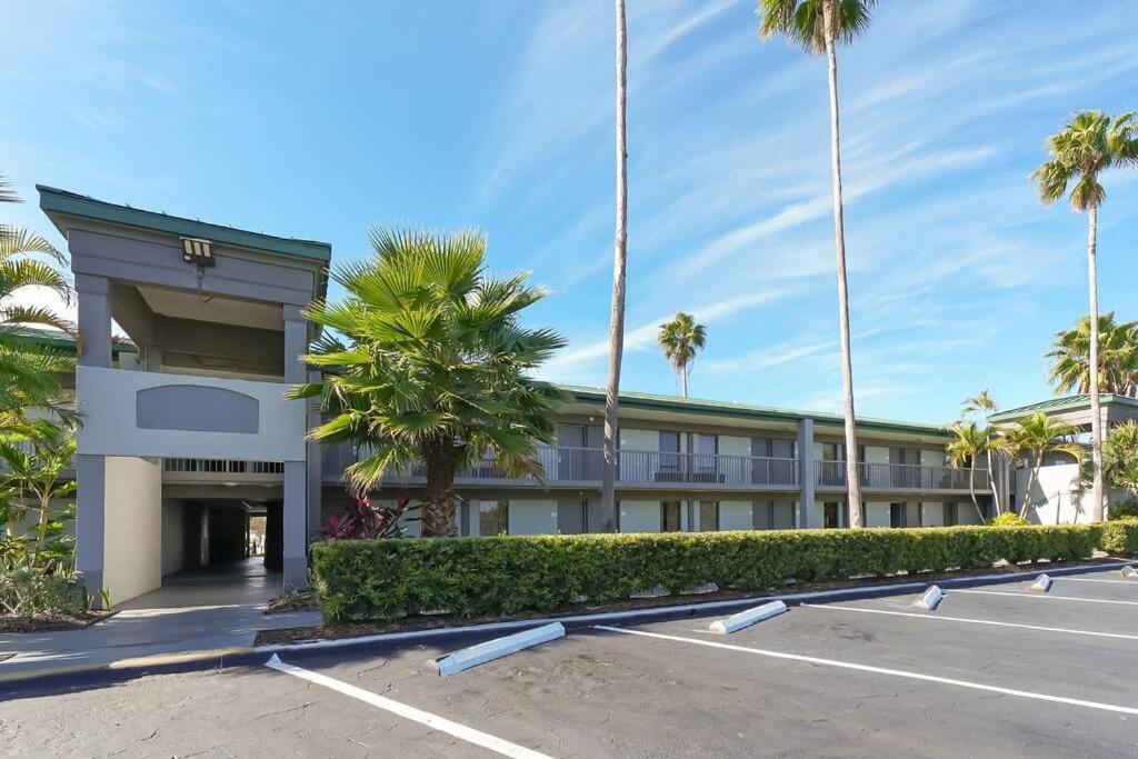 Apartment Brand-new Waterfront-pool, Tiki Bar, Gym *