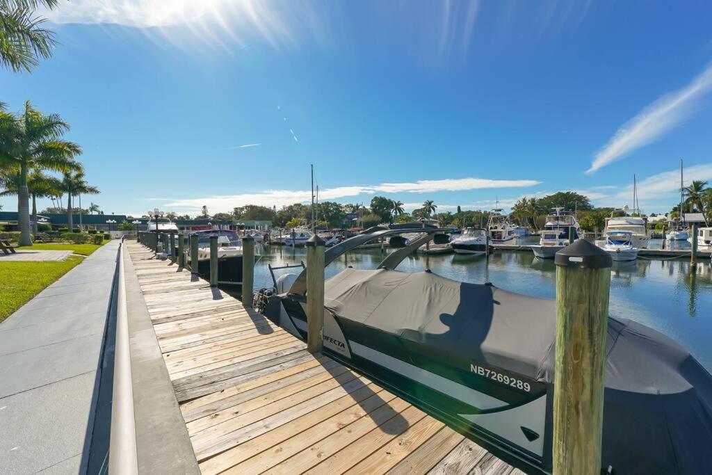 Brand-new Waterfront-pool, Tiki Bar, Gym *