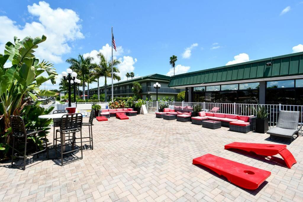 Brand-new Waterfront-pool, Tiki Bar, Gym * Sarasota