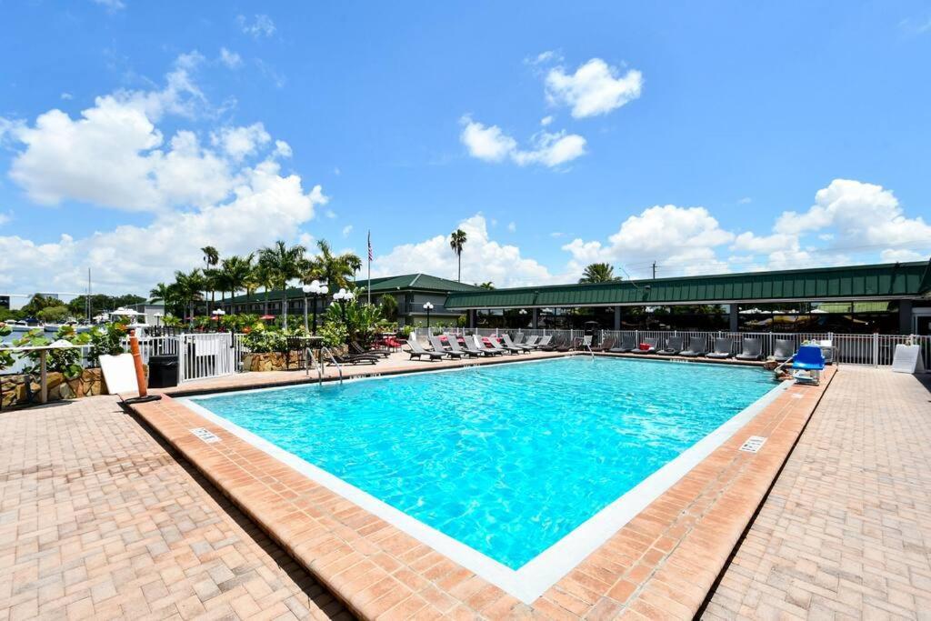 Apartment Brand-new Waterfront-pool, Tiki Bar, Gym