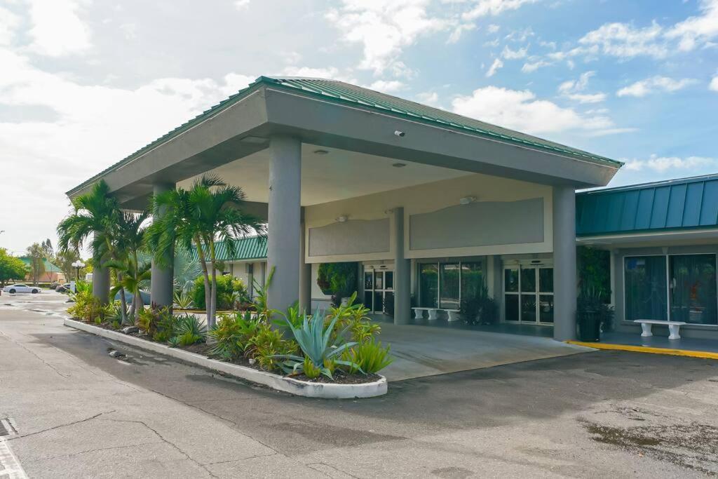 Brand-new Waterfront-pool, Tiki Bar, Gym Sarasota