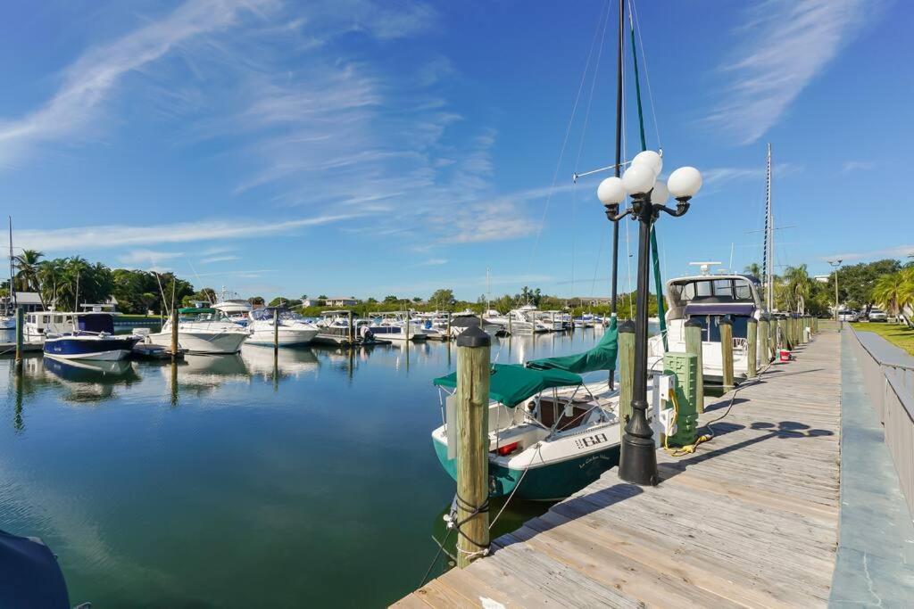 Brand-new Waterfront-pool, Tiki Bar, Gym