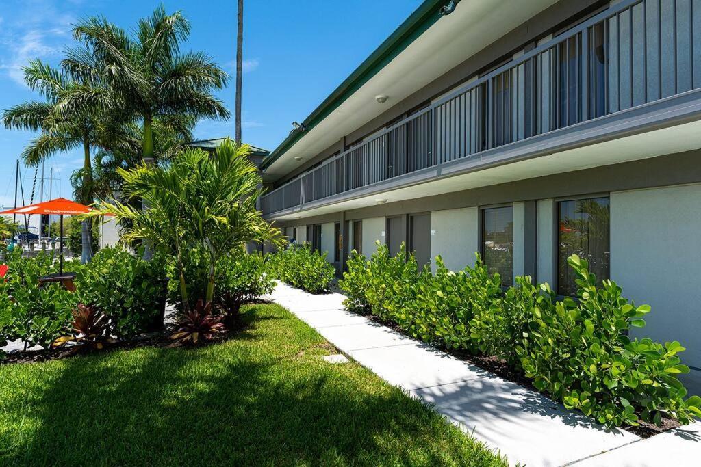 Brand-new Waterfront-pool, Tiki Bar, Gym Apartment *