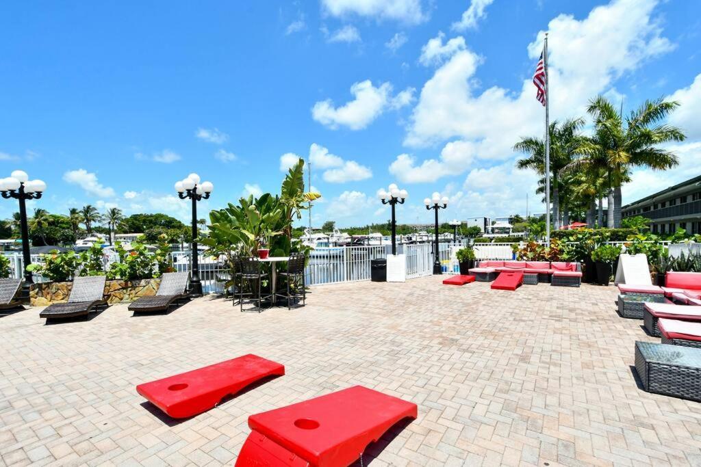 Brand-new Waterfront-pool, Tiki Bar, Gym Apartment *