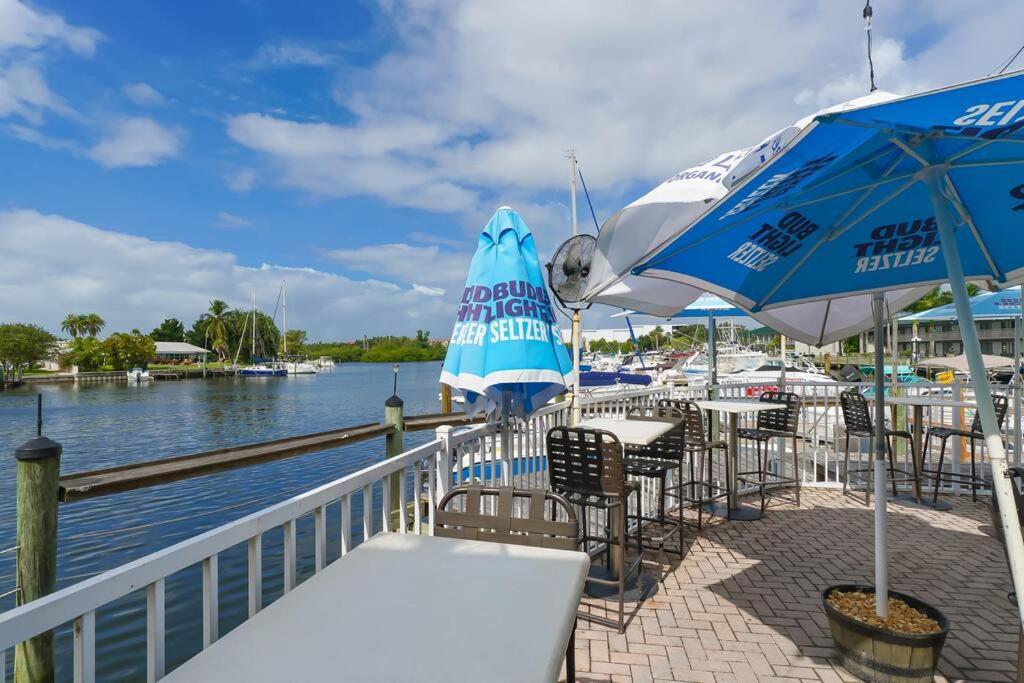 Brand-new Waterfront-pool, Tiki Bar, Gym Apartment *
