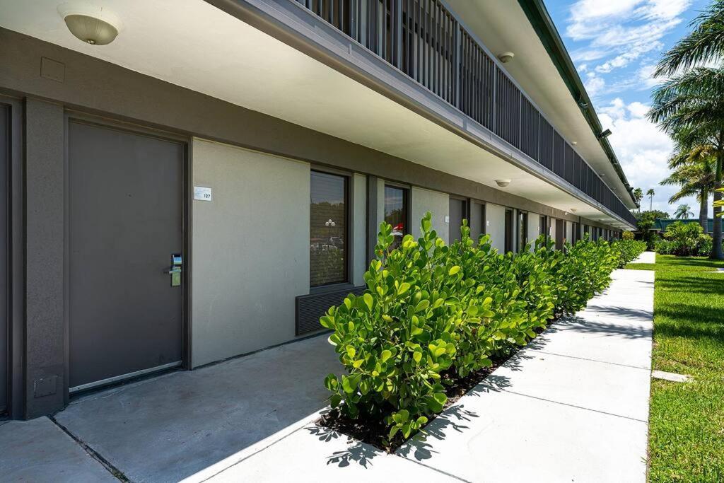 Brand-new Waterfront-pool, Tiki Bar, Gym Sarasota