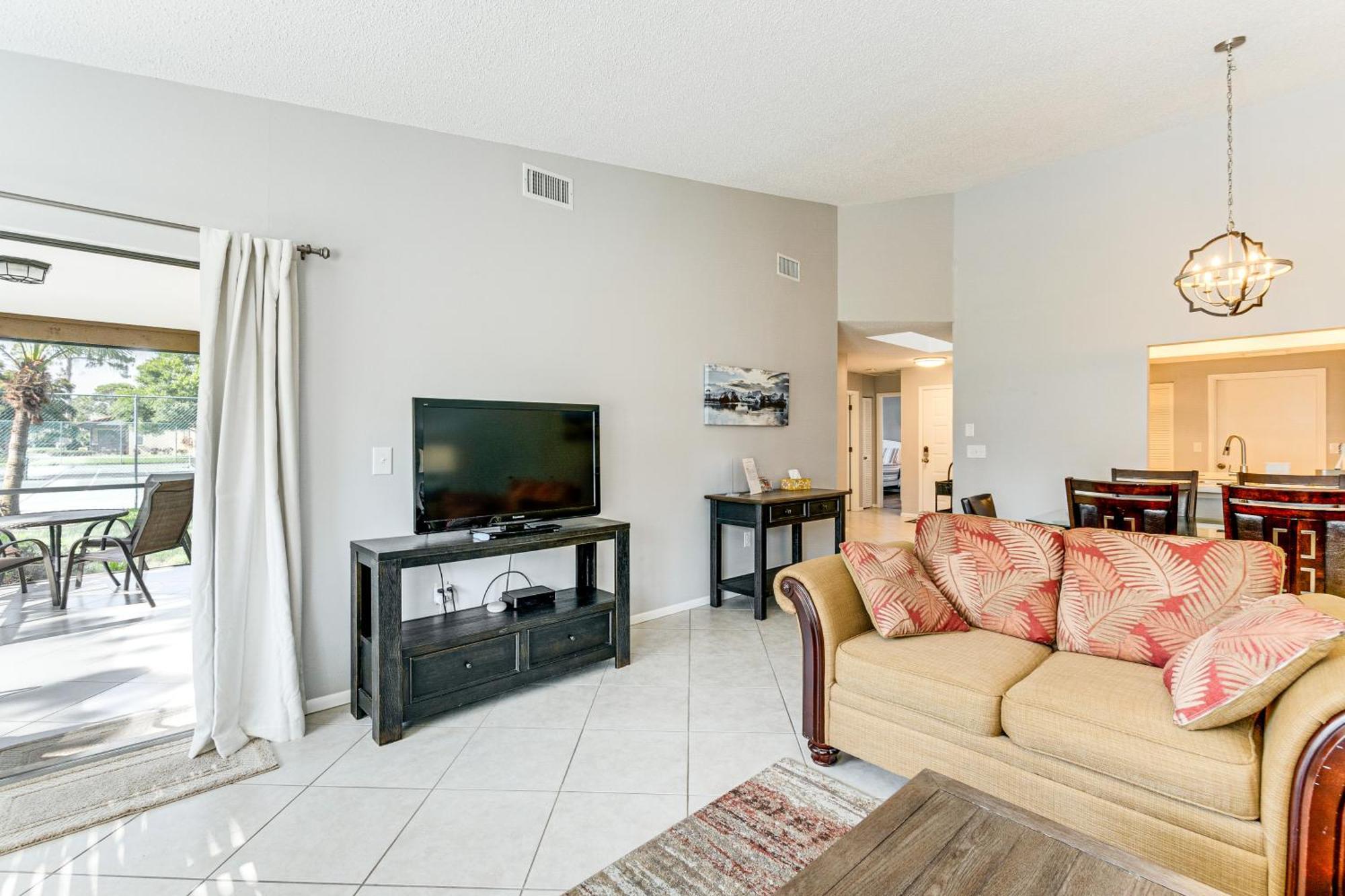 Villa With Pool Access About 4 Mi To Beach!