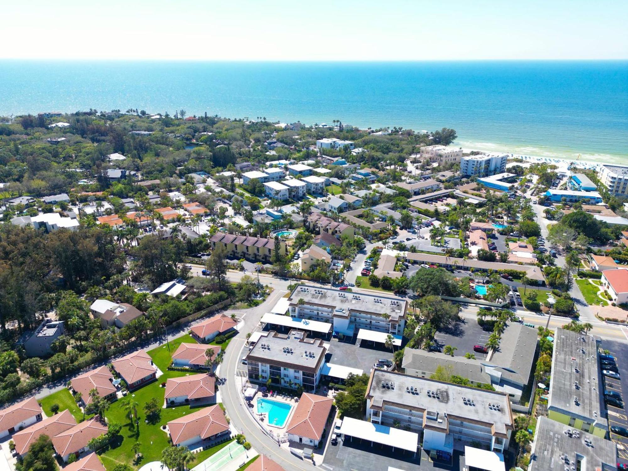 Holiday home Updated With Pool, Walk To Crescent & Restaurants!