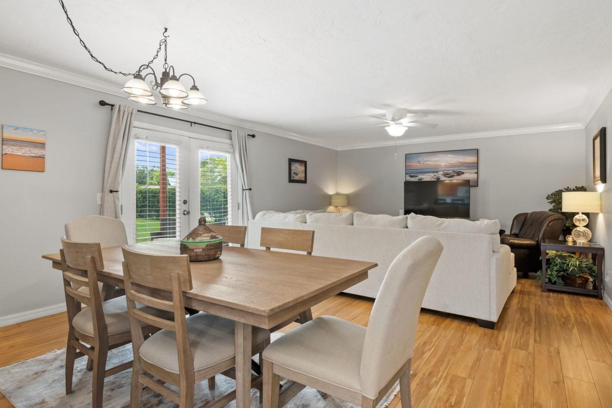 Lovely 3 Bedroom First Floor On Golf Course * Sarasota