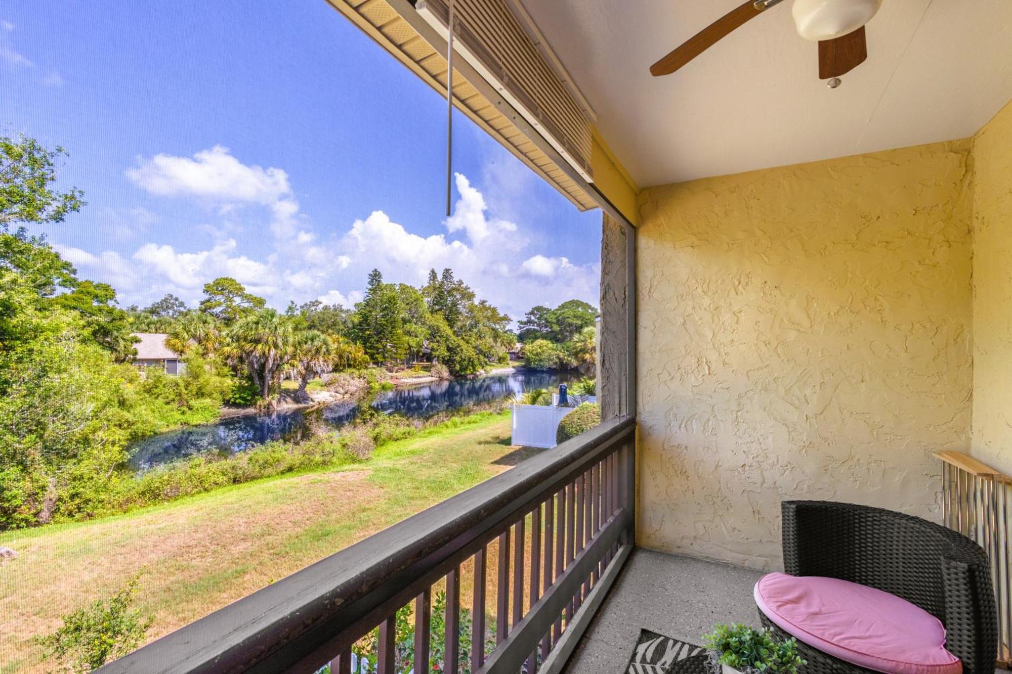 Shiny Oasis With View Apartment