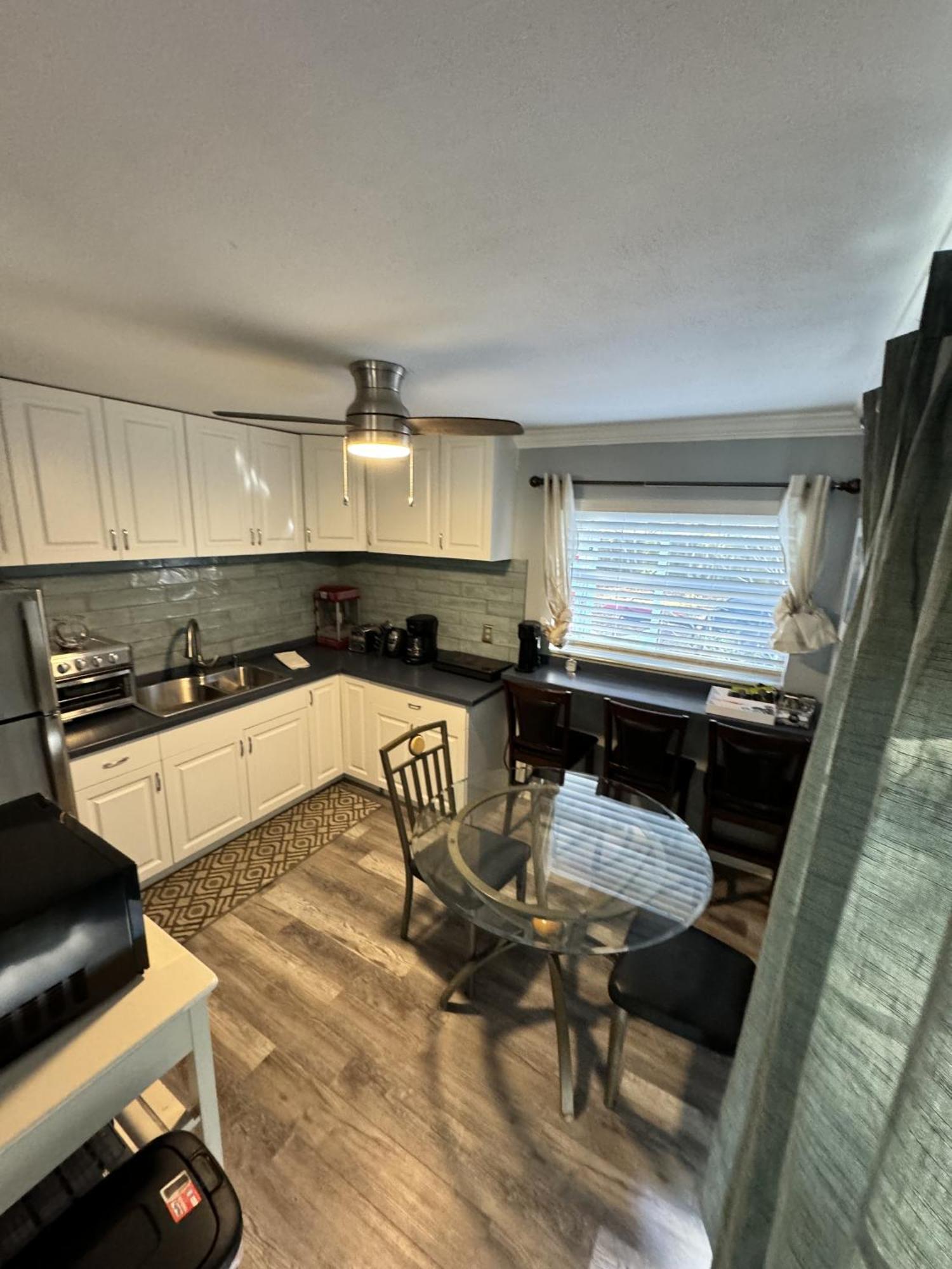 Downtown Single Family Modern Close To Beaches And Dining Holiday home