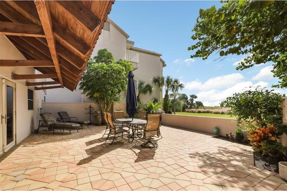 New Location, Location, Location! On The Beach, Walk To Village Holiday home Sarasota