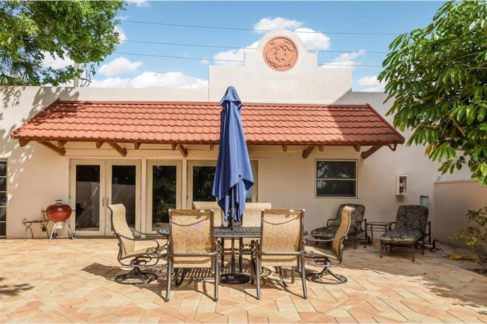 New Location, Location, Location! On The Beach, Walk To Village Holiday home Sarasota