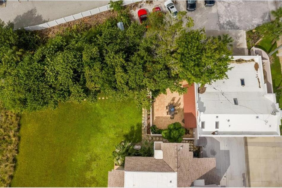 Holiday home New Location, Location, Location! On The Beach, Walk To Village Sarasota