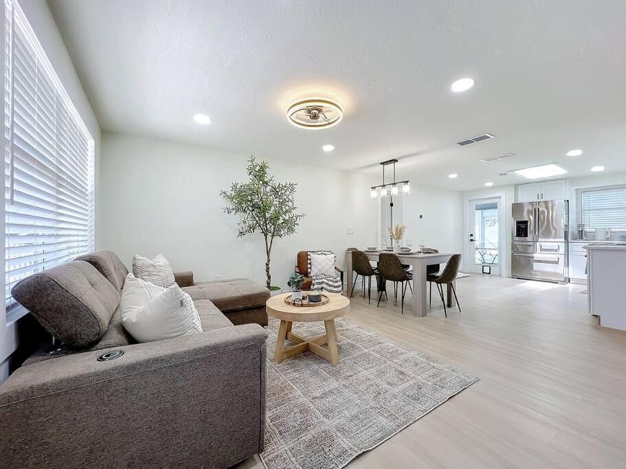 Poolside Paradise Near Siesta Key *