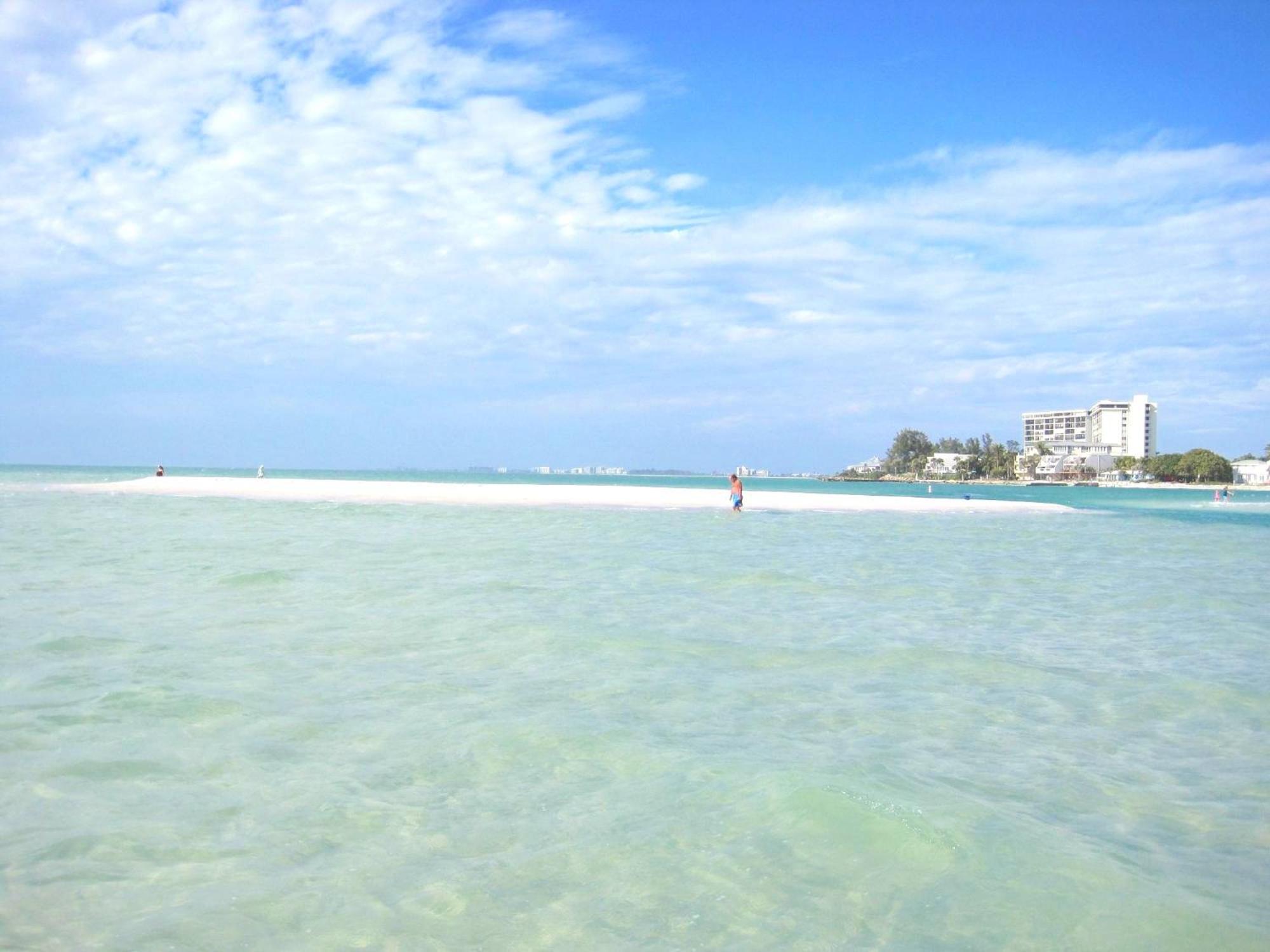 Private Patio, Walk To All! 5min- Siesta Keys Beach, 1min- Shopping Dining & Entertainment! *