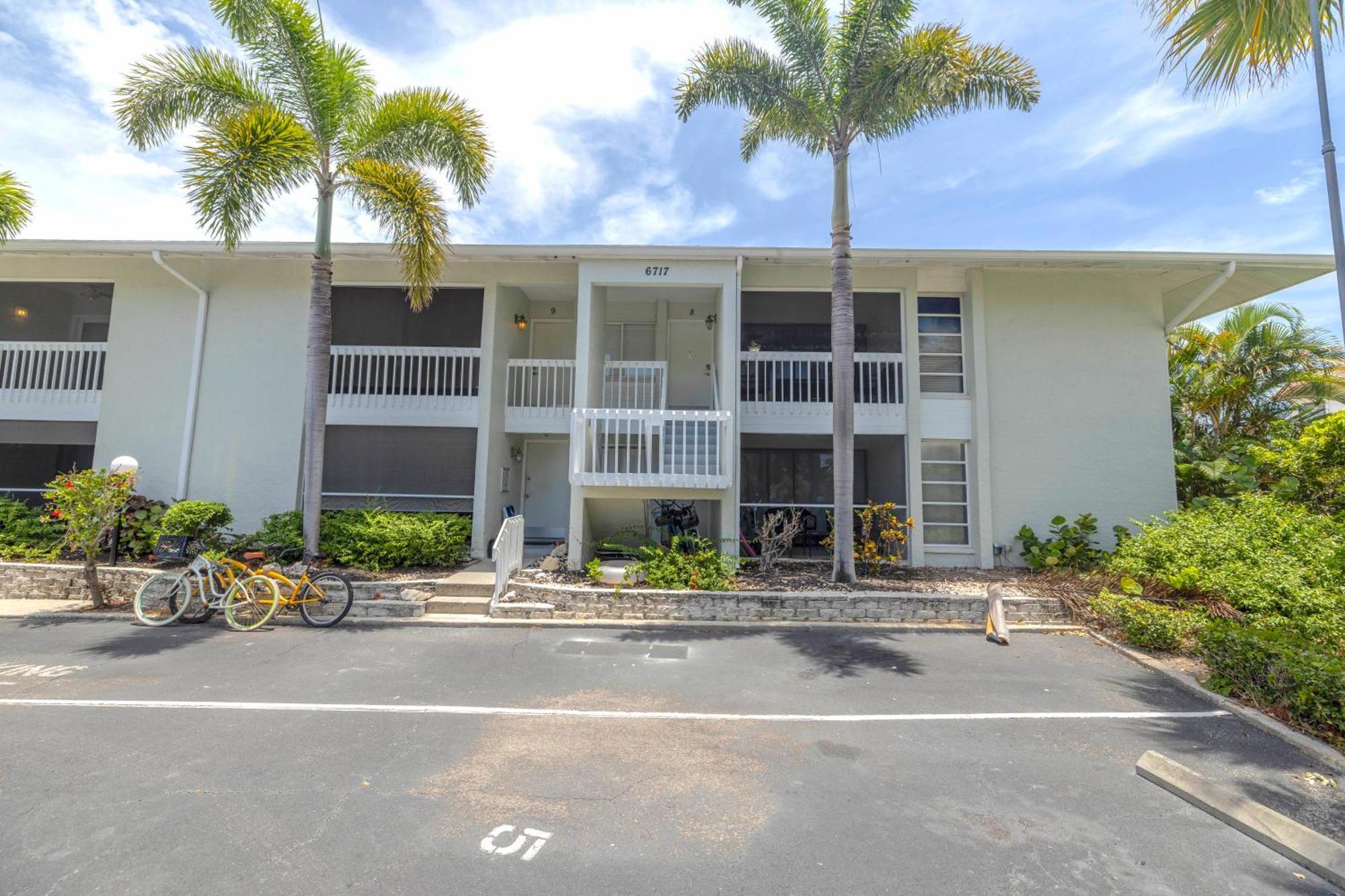 Private Patio, Walk To All! 5min- Siesta Keys Beach, 1min- Shopping Dining & Entertainment!