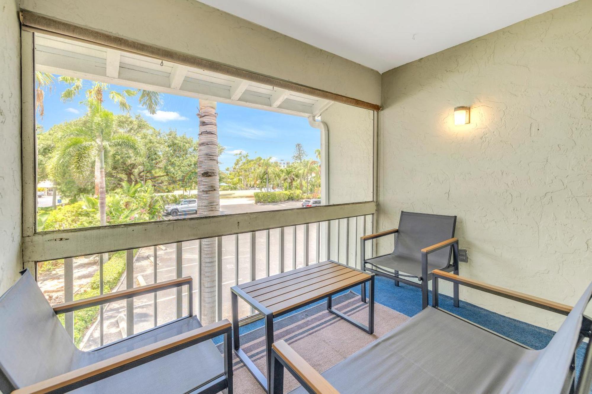 Private Patio, Walk To All! 5min- Siesta Keys Beach, 1min- Shopping Dining & Entertainment! * Sarasota