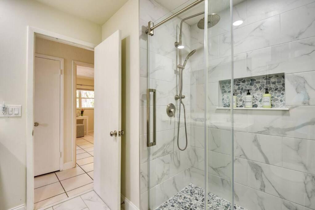 Coconut Cove Mid-long Term Available Walk To Downtown Trolly To Beaches Apartment *