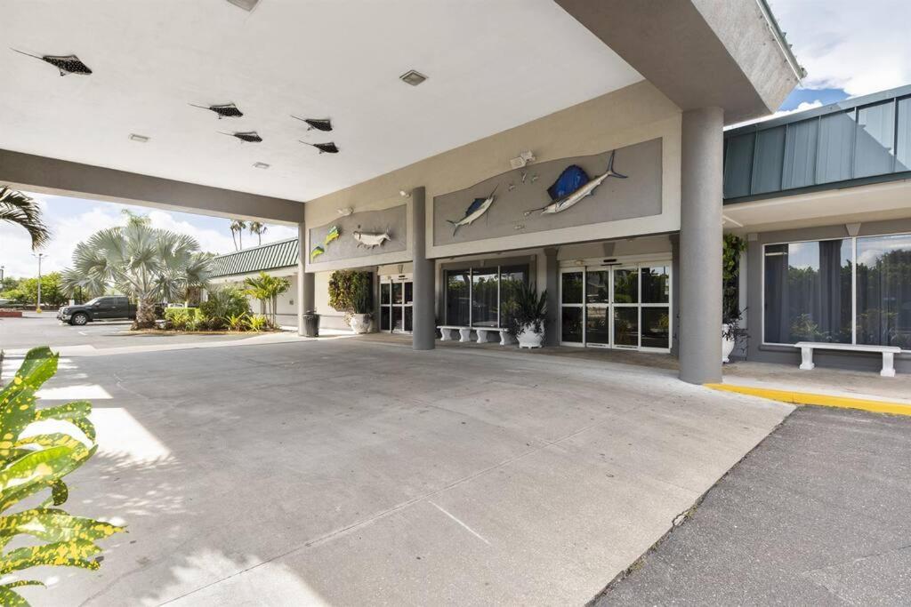 Bay Breeze Aparthotel