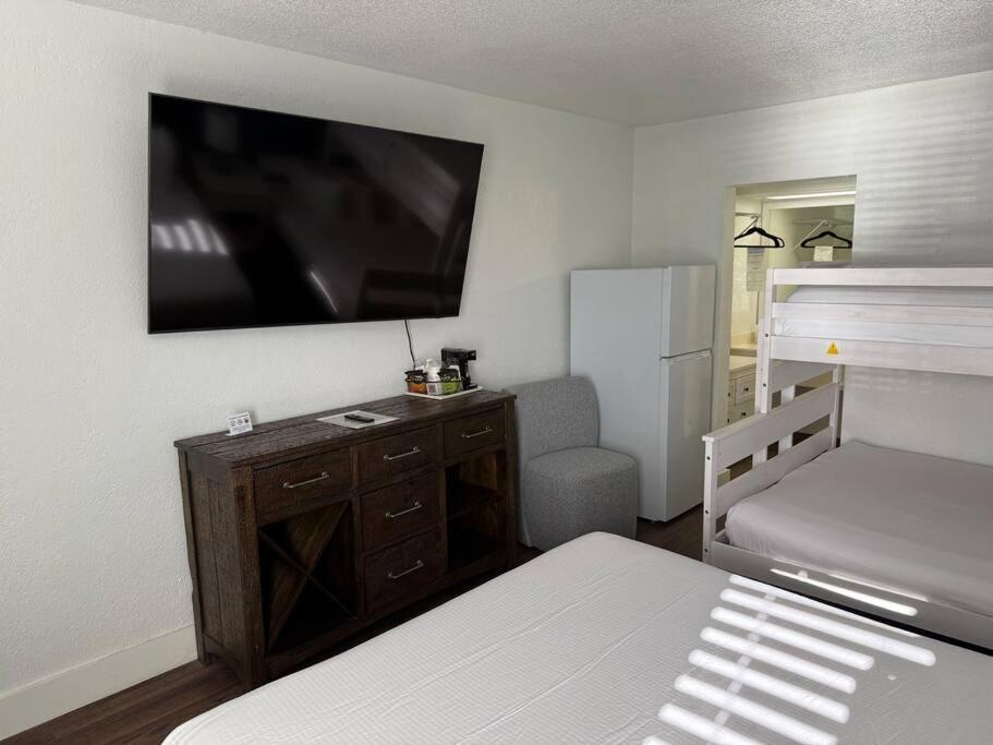 Waterfront Room, Heated Pool, Tiki Bar & Grill ! Apartment