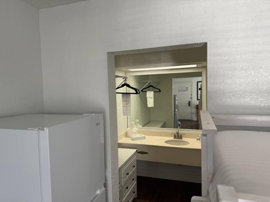 Apartment Waterfront Room, Heated Pool, Tiki Bar & Grill ! Sarasota