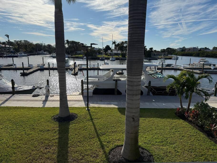Waterfront Room, Heated Pool, Tiki Bar & Grill !