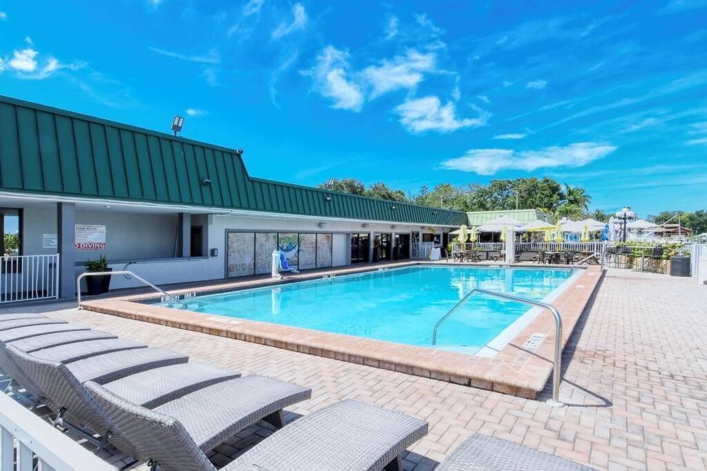 Waterfront Room, Heated Pool, Tiki Bar & Grill ! Apartment