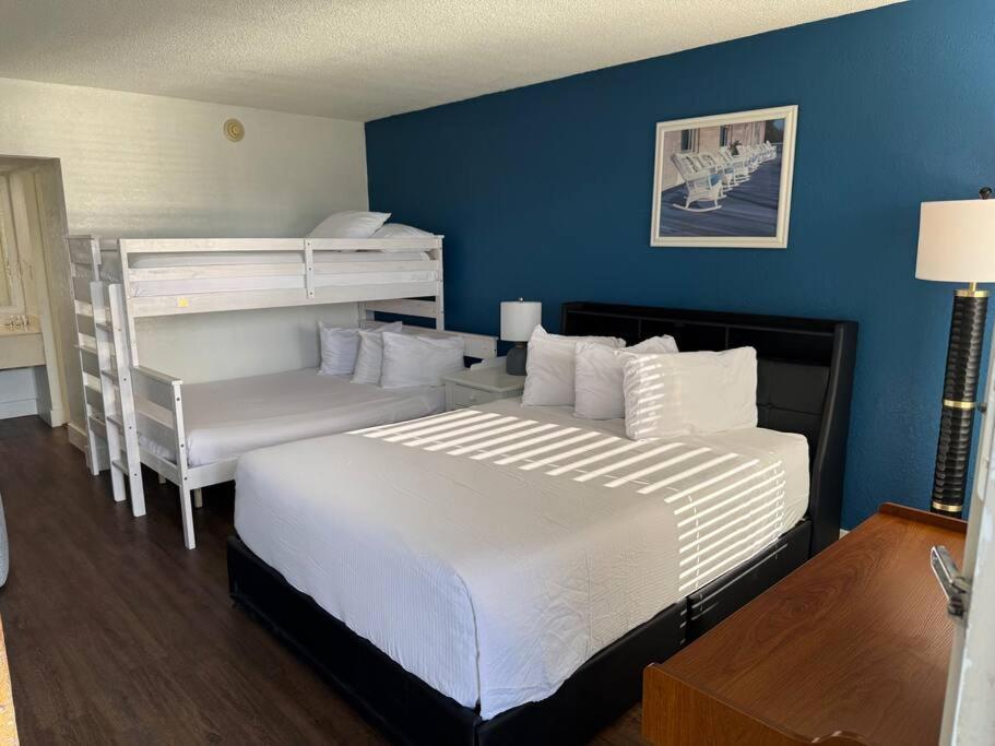 Waterfront Room, Heated Pool, Tiki Bar & Grill ! Apartment