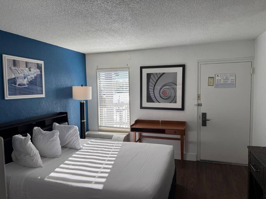 Waterfront Room, Heated Pool, Tiki Bar & Grill ! Apartment *