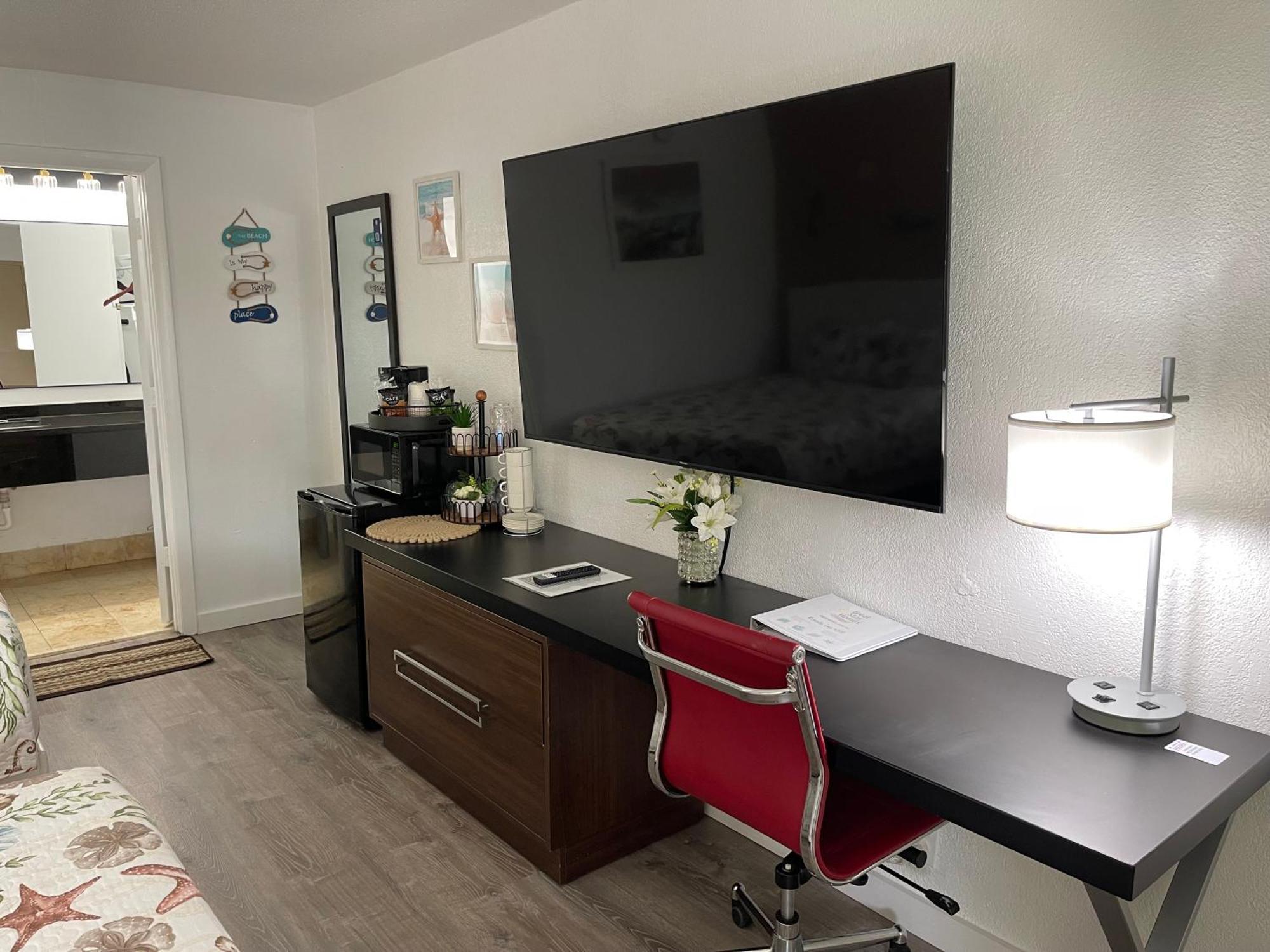 All-new, Heated Pool, Tiki Bar & Grill, Great Wifi South Bradenton