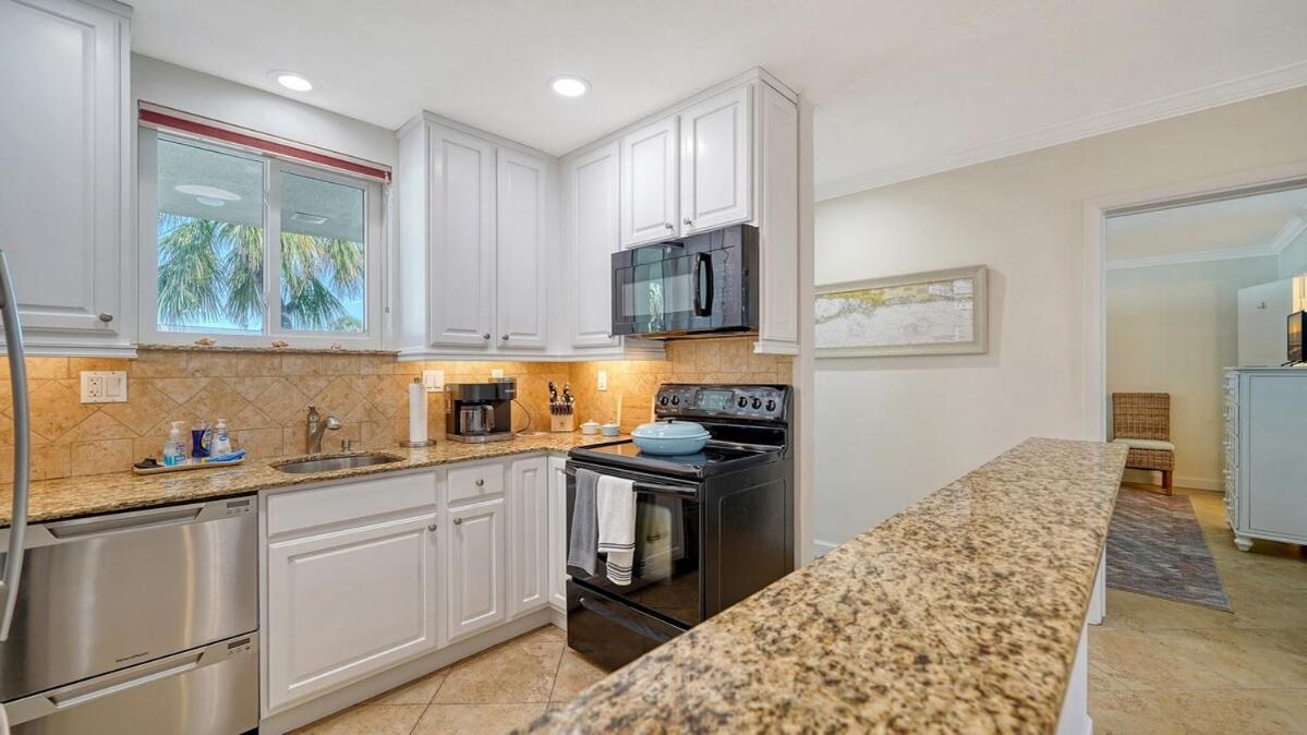 Walkable To Beach, Restaurants, Entertainment!