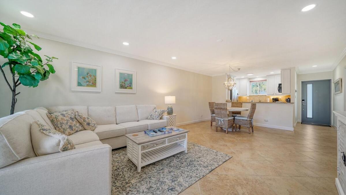 Walkable To Beach, Restaurants, Entertainment! *
