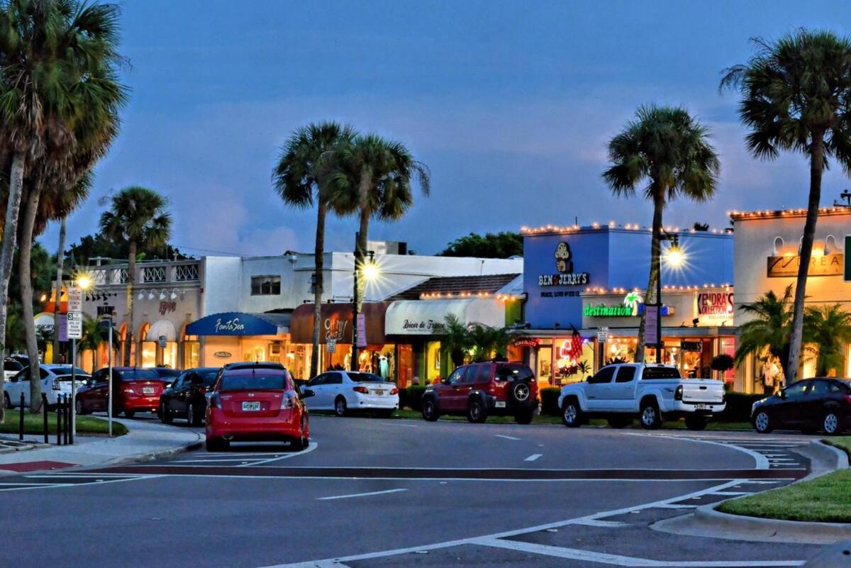 Walkable To Beach, Restaurants, Entertainment!