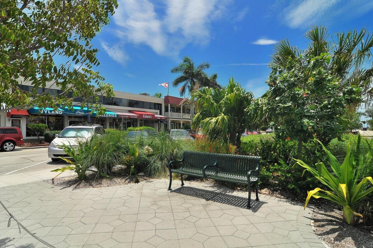 Apartment Walkable To Beach, Restaurants, Entertainment! *