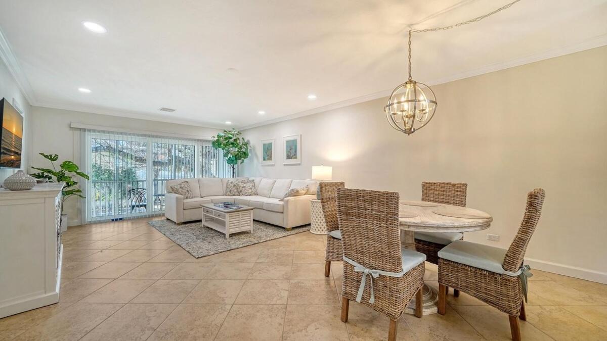 Apartment Walkable To Beach, Restaurants, Entertainment! *