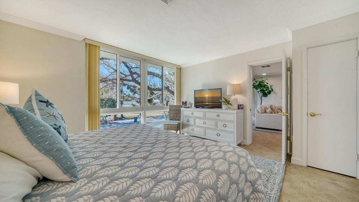 Walkable To Beach, Restaurants, Entertainment!