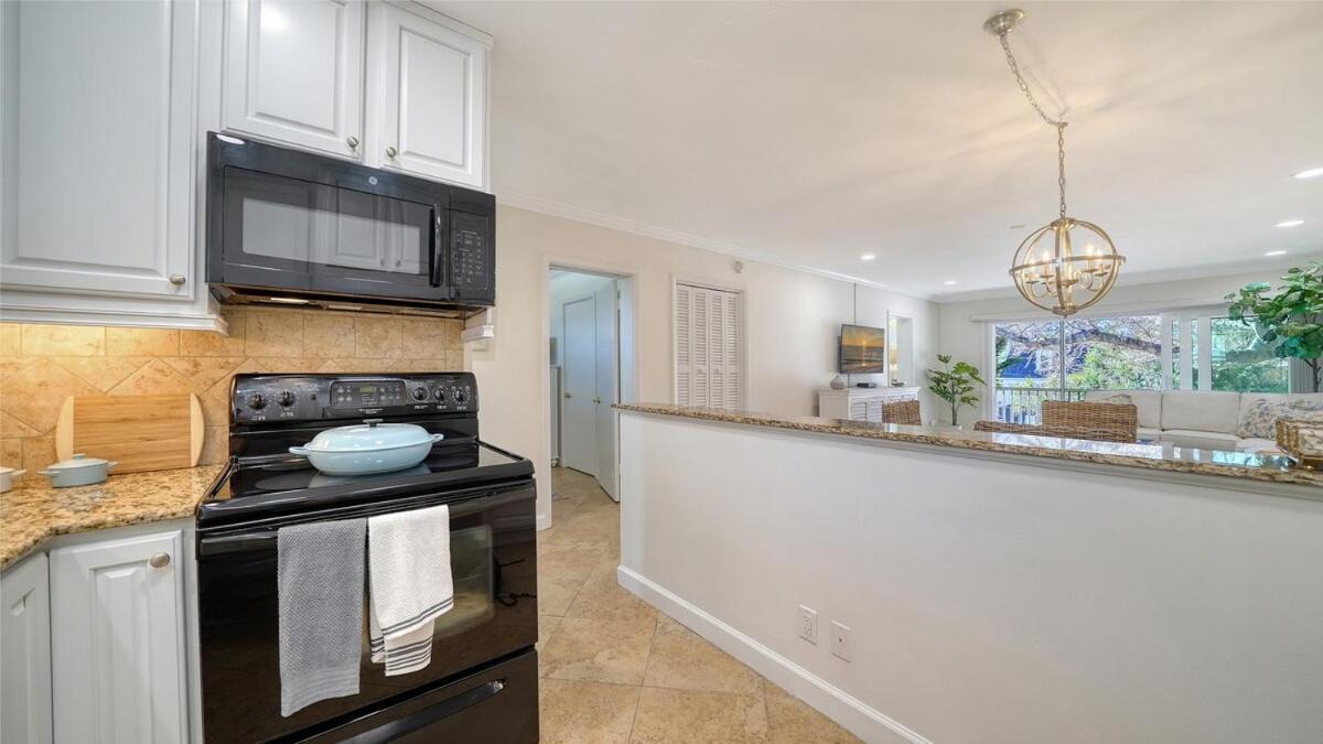 Walkable To Beach, Restaurants, Entertainment! *
