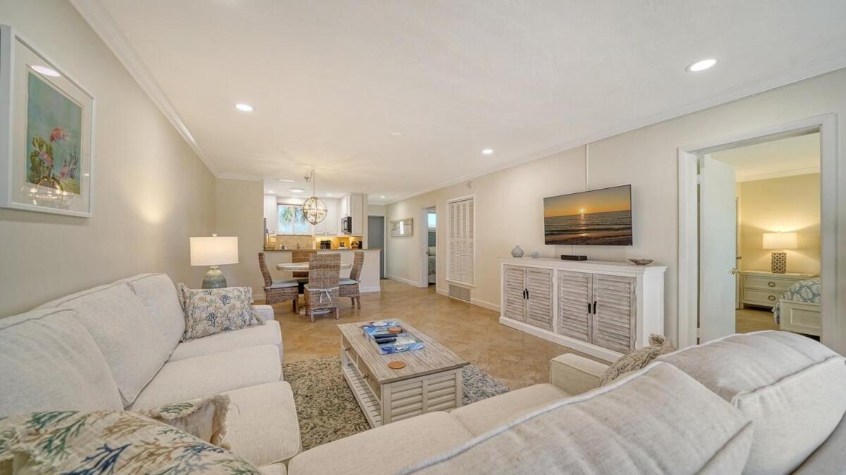 Apartment Walkable To Beach, Restaurants, Entertainment!