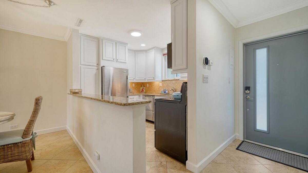 Walkable To Beach, Restaurants, Entertainment! *