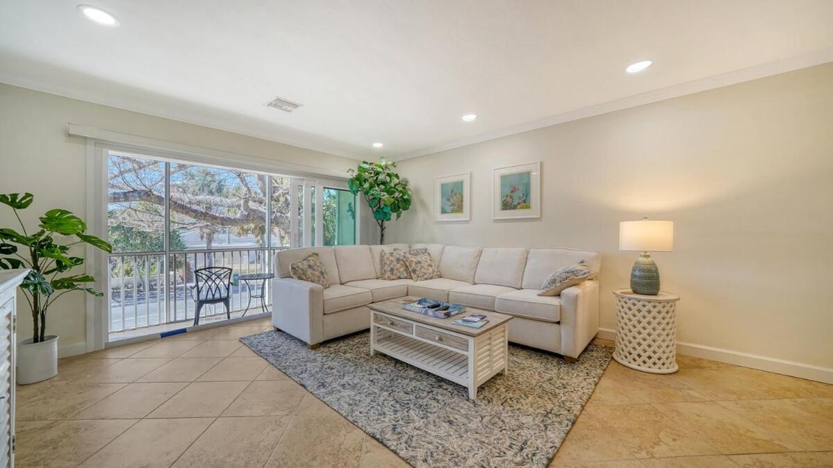 Apartment Walkable To Beach, Restaurants, Entertainment!