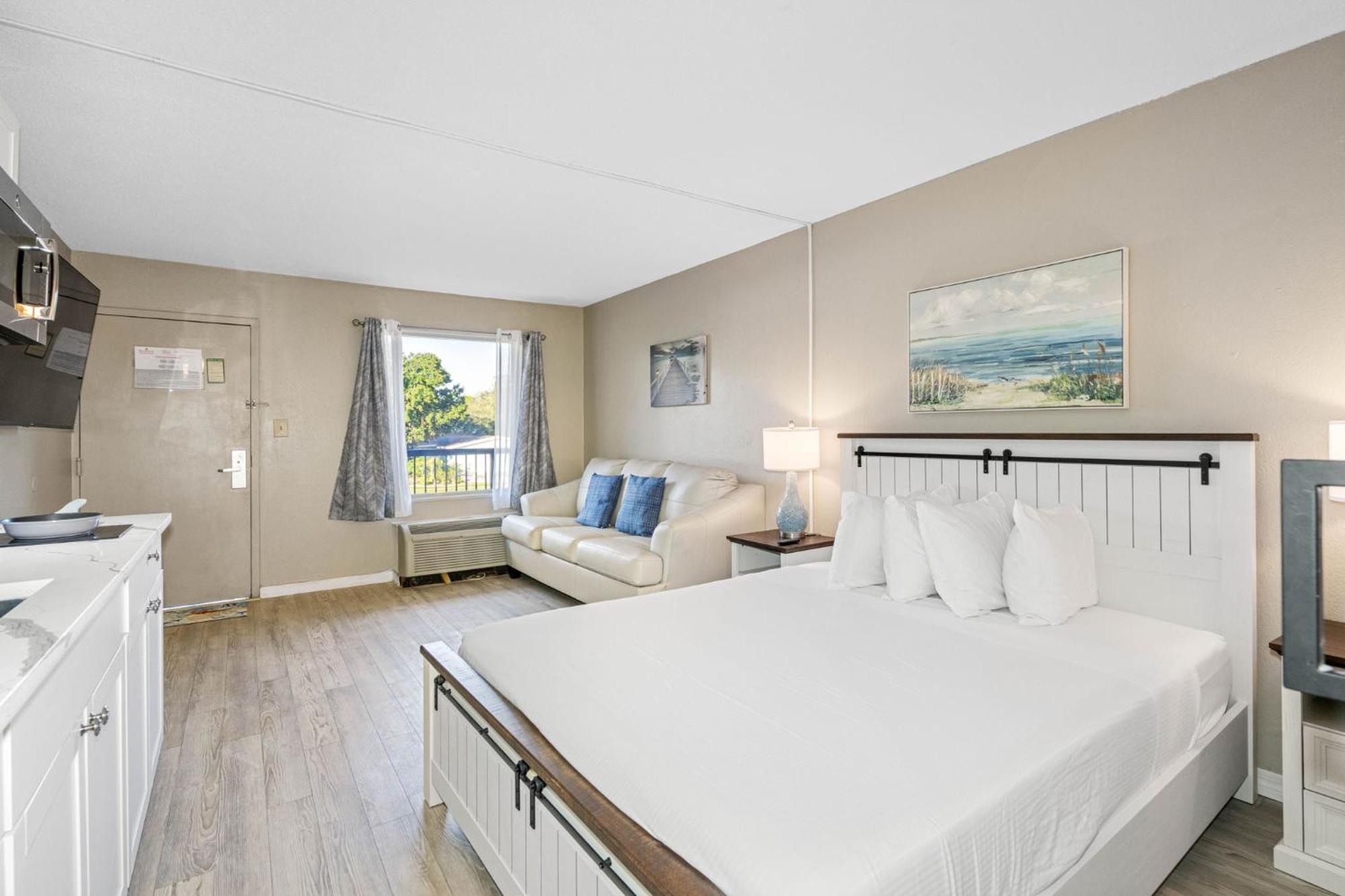 Bay Breeze Aparthotel