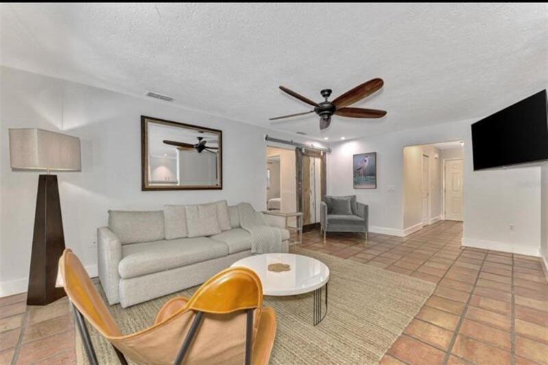 Enchanted & Peaceful Oasis 10 Min Away From One Of The Beautiful Beaches In The World Siesta Key Villa *