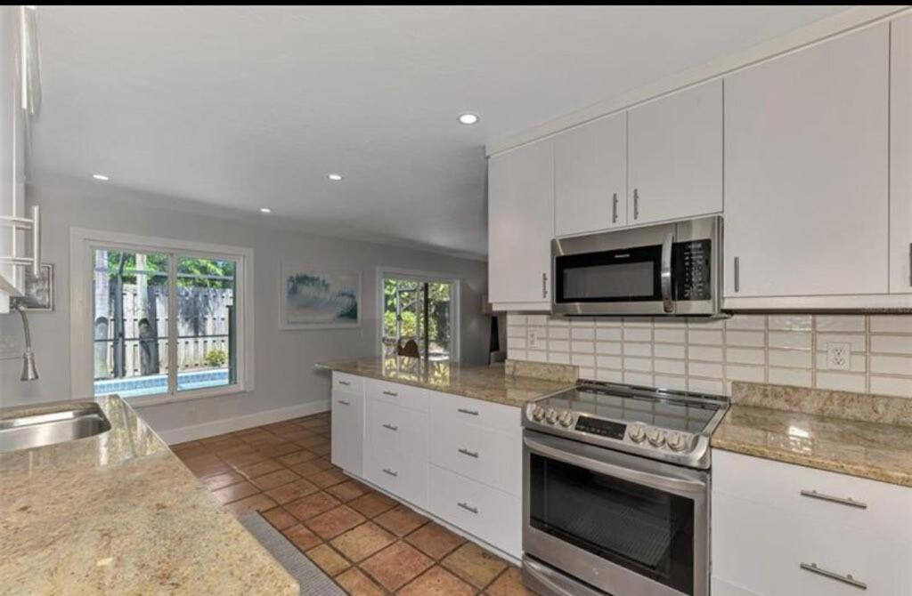 Enchanted & Peaceful Oasis 10 Min Away From One Of The Beautiful Beaches In The World Siesta Key Villa *