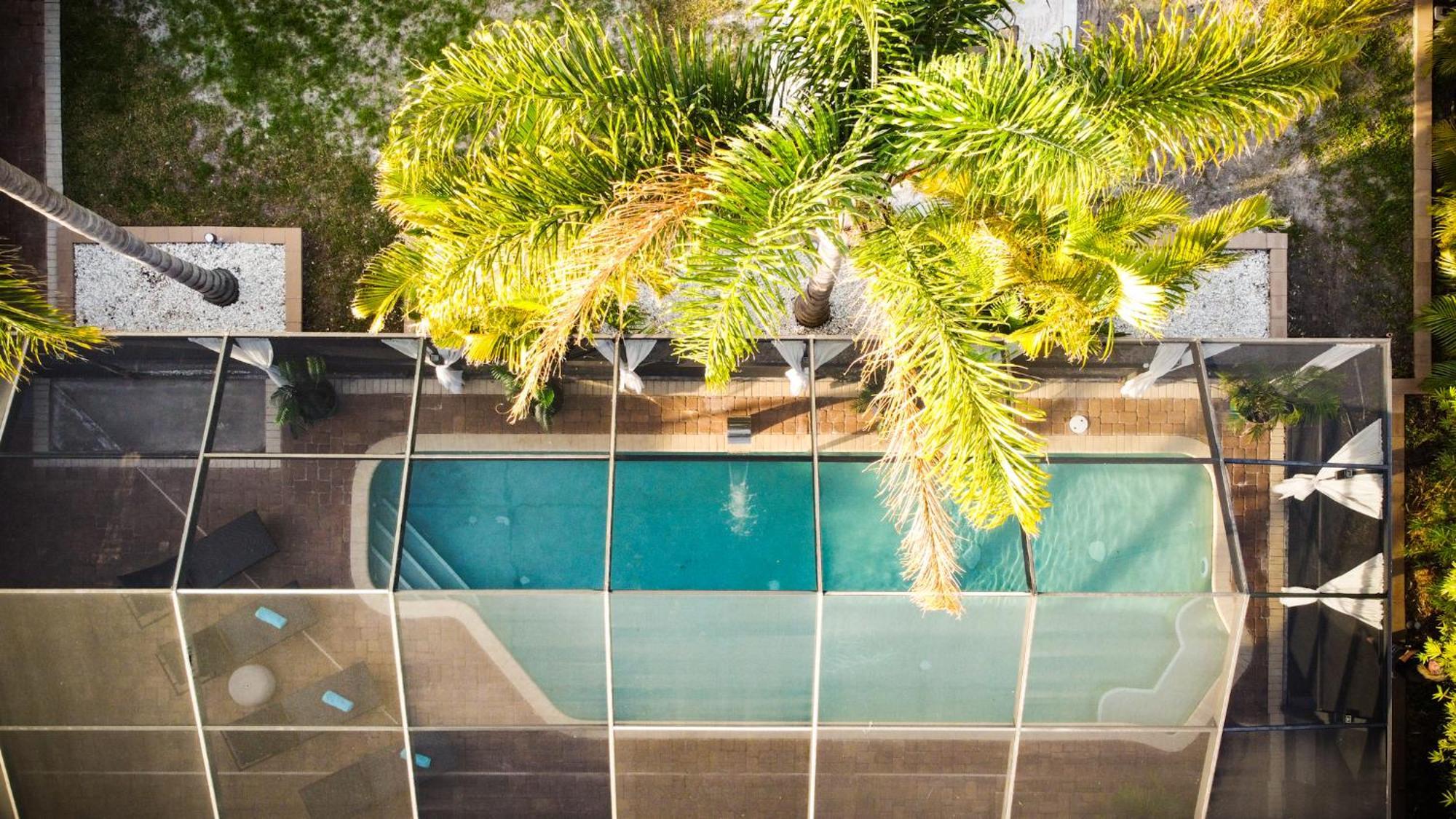 With Heated Pool Just Off Siesta Key Apartment *