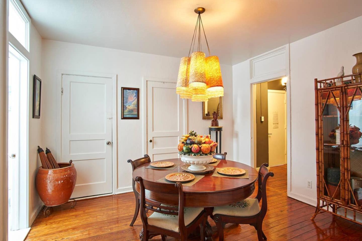 Burns Square Boutique Hotel *